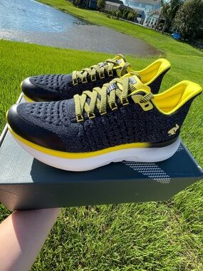 New In Box Rabbit Womens Dream Chaser Athletic Shoes - Yellow & Black Size 10